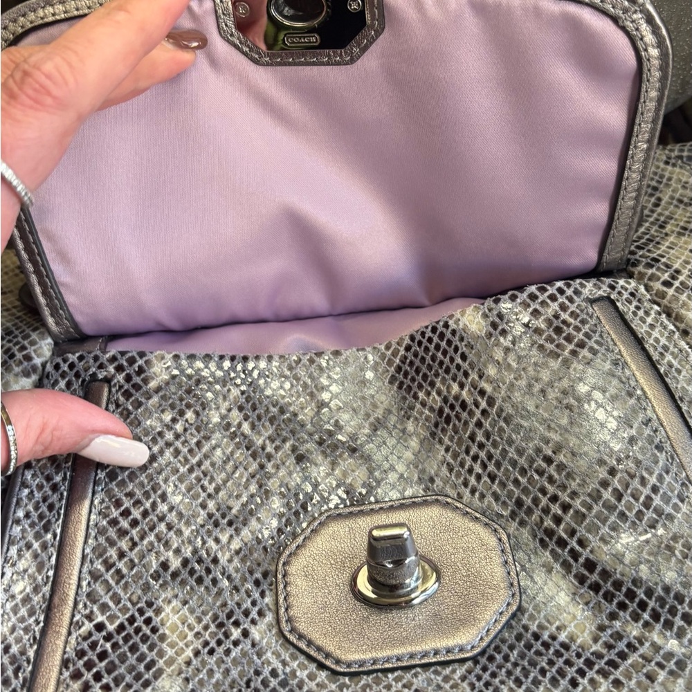 RARE🔥AUTHENTIC COACH 1961 leather Snakeskin metallic leather zip shoulder - Picture 6 of 16